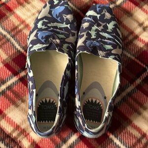Ladies Tom’s 8.5 
Shark week design